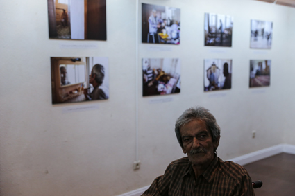 سوژه در کنار عکس هایش/ افتتاح نمایشگاه عکس خیریه در ساری