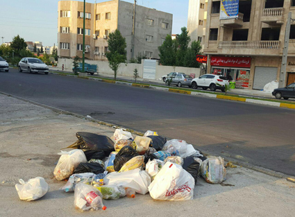 ساروی ها زباله را در خیابان رها می کنند